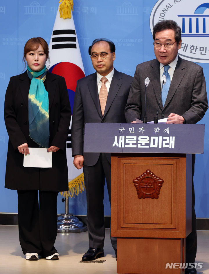 [서울=뉴시스] 이영환 기자 = 이낙연 새로운미래 공동대표가 29일 오전 서울 여의도 국회 소통관에서 인재영입 발표 기자회견을 하고 있다. 왼쪽부터 성악가 조우정 씨, 문재웅 세종대 교수. 2024.02.29. 20hwan@newsis.com