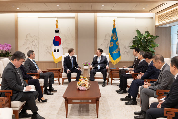 [서울=뉴시스] 윤석열 대통령이 29일 서울 용산 대통령실 청사에서 마크 저커버그 메타 최고경영자(CEO)를 접견하고 있다. (사진=대통령실 제공) 2024.02.29. photo@newsis.com *재판매 및 DB 금지