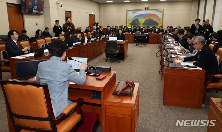 [서울=뉴시스] 이영환 기자 = 백혜련 국회 정무위원장이 29일 오전 서울 여의도 국회에서 열린 전체회의에서 발언을 하고 있다. 2024.02.29. 20hwan@newsis.com