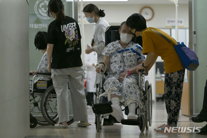 [광주=뉴시스] 이영주 기자 = 정부가 병원을 떠난 전공의들에게 현장으로 돌아오라고 통보한 마지노선인 29일 오전 광주 동구 전남대병원 응급병동에서 환자들이 의료진과 가족의 돌봄을 받고 있다. 2024.02.29. leeyj2578@newsis.com