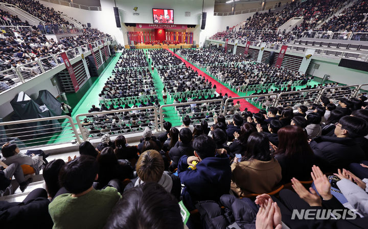 [서울=뉴시스] 조성우 기자 = 29일 오전 서울 성북구 고려대학교 화정체육관에서 2024학년도 입학식이 진행되고 있다. 2024.02.29. xconfind@newsis.com