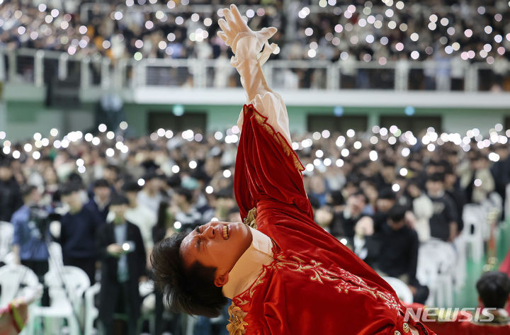 [서울=뉴시스] 조성우 기자 = 29일 오전 서울 성북구 고려대학교 화정체육관에서열린 2024학년도 입학식에서 신입생들이 고려대학교 응원단에게 응원을 배우고 있다. 2024.02.29. xconfind@newsis.com