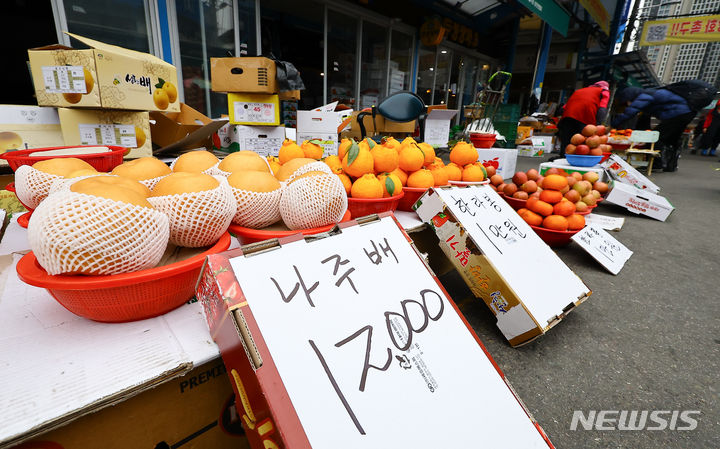 [서울=뉴시스] 김근수 기자 = 서울 동대문구 청량리 청과물시장에 한 과일가게 앞에 배가 놓여있다. 2024.02.29. ks@newsis.com