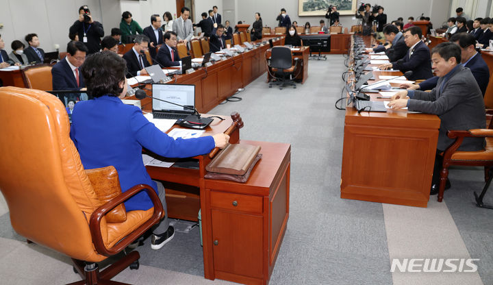 [서울=뉴시스] 이영환 기자 = 남인순 국회 정치개혁특별위원장이 29일 오후 서울 여의도 국회에서 열린 전체회의에서 개회를 선언하며 의사봉을 두드리고 있다. 2024.02.29. 20hwan@newsis.com