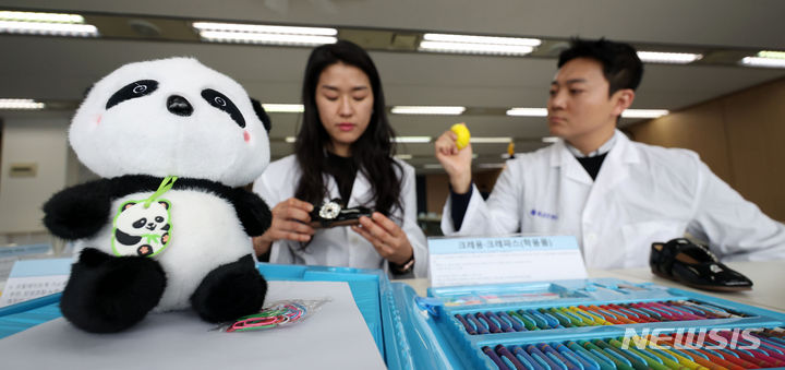 [서울=뉴시스] 김선웅 기자 = 산업통상자원부 국가기술표준원이 서울 서초구 한국제품안전관리원에서 안전기준 부적합 제품을 공개했다. 2024.02.29. mangusta@newsis.com