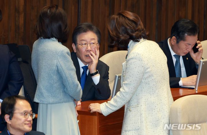 [서울=뉴시스] 오는 8일에는 재판부가 바뀌면서 기일이 밀렸던 이재명 대표의 선거법 위반 사건의 공판이 서울중앙지법 형사합의34부 심리로 8일 재개된다. 사진은 이 대표가 지난달 29일 오후 서울 여의도 국회에서 열린 제413회국회(임시회) 제6차 본회의에서 동료 의원들과 대화하는 모습. 2024.02.29. bjko@newsis.com