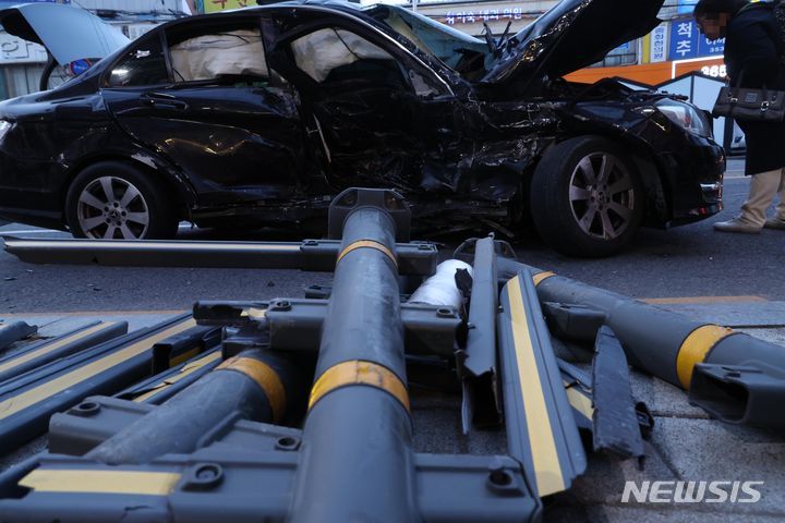 [서울=뉴시스] 조성봉 기자= 지난 2월29일 오후 서울 은평구 연서시장 앞에서&nbsp; 9중 추돌사고가 발생,&nbsp; 14명 사상자가 병원으로 이송됐다. 사진은 사고 현장 모습. 2024.02.29. suncho21@newsis.com