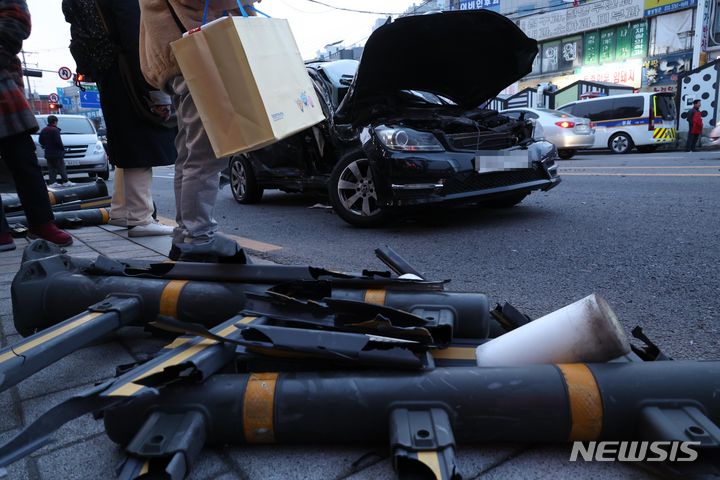 [서울=뉴시스] 조성봉 기자= 29일 오후 서울 은평구 연서시장 앞에서&nbsp; 9중 추돌사고가 발생,&nbsp; 14명 사상자가 병원으로 이송됐다. 사진은 사고 현장 모습. 2024.02.29. suncho21@newsis.com