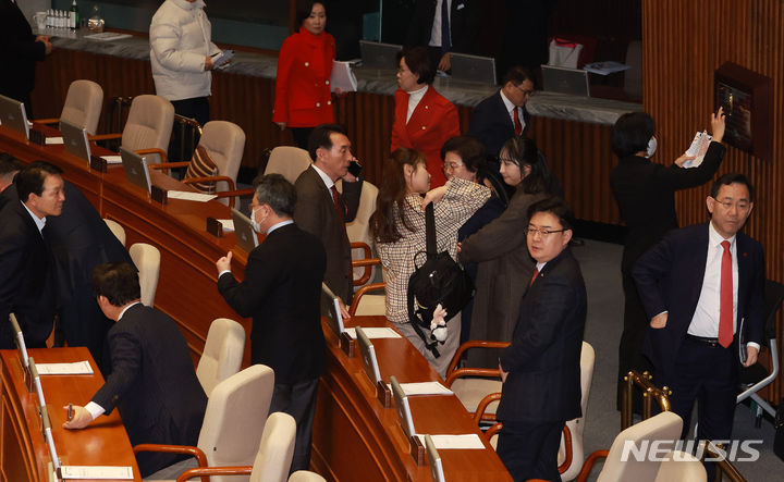 [서울=뉴시스] 이영환 기자 = 국민의힘 의원들이 29일 오후 서울 여의도 국회에서 열린 제413회국회(임시회) 제6차 본회의에서 화천대유 뇌물 의혹 사건의 진상규명을 위한 특별검사의 임명 등에 관한 법률안 재의의건과 대통령 배우자 김건희의 도이치모터스 주가조작 의혹 진상규명을 위한 특별검사 임명 등에 관한 법률안 재의의건에 대한 투표가 부결되자 회의장을 나서고 있다. 2024.02.29. 20hwan@newsis.com