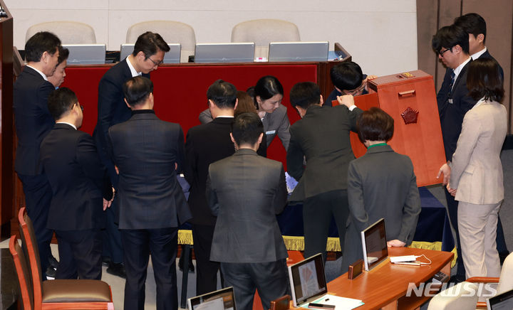 [서울=뉴시스] 이영환 기자 =  29일 오후 서울 여의도 국회에서 열린 제413회국회(임시회) 제6차 본회의에서 화천대유 뇌물 의혹 사건의 진상규명을 위한 특별검사의 임명 등에 관한 법률안 재의의건과 대통령 배우자 김건희의 도이치모터스 주가조작 의혹 진상규명을 위한 특별검사 임명 등에 관한 법률안 재의의건에 대한 투표함이 개봉되고 있다. 2024.02.29. 20hwan@newsis.com