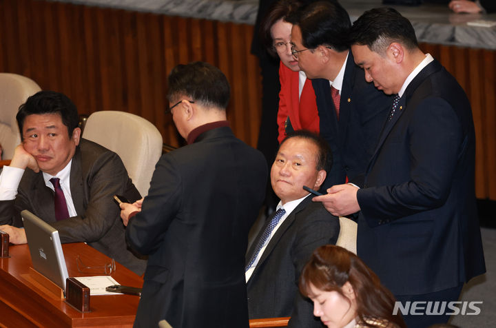 [서울=뉴시스] 이영환 기자 = 윤재옥 국민의힘 원내대표와 의원들이 29일 오후 서울 여의도 국회에서 열린 제413회국회(임시회) 제6차 본회의에서 화천대유 뇌물 의혹 사건의 진상규명을 위한 특별검사의 임명 등에 관한 법률안 재의의건과 대통령 배우자 김건희의 도이치모터스 주가조작 의혹 진상규명을 위한 특별검사 임명 등에 관한 법률안 재의의건에 대한 투표 결과를 기다리고 있다. 2024.02.29. 20hwan@newsis.com