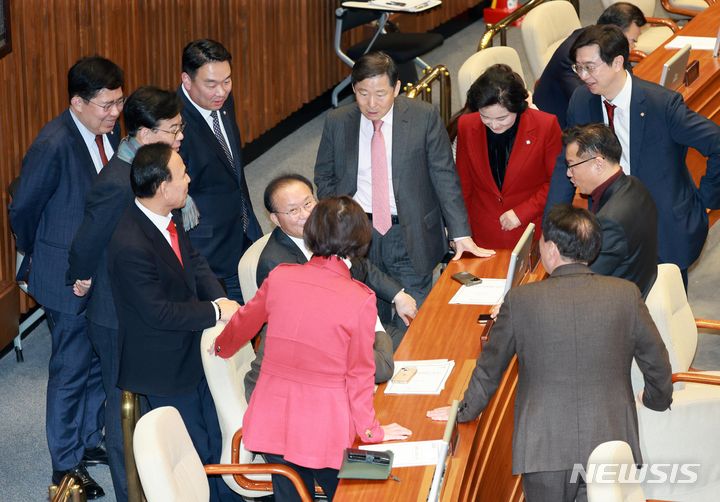 [서울=뉴시스] 고범준 기자 = 윤재옥 국민의힘 원내대표가 29일 오후 서울 여의도 국회에서 열린 제413회국회(임시회) 제6차 본회의에서 동료 의원들과 대화를 나누고 있다. 2024.02.29. bjko@newsis.com