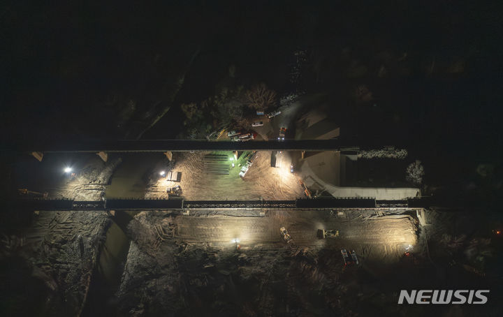 [캐내디언( 미 텍사스주)=AP/뉴시스]텍사스주의 산불로 소실된 철도 침목을 교체하기 위해 캐내디언강 일대의 철로에서 2월 28일 밤샘 복구 작업이 진행되고 있다. 2024. 03.03. 