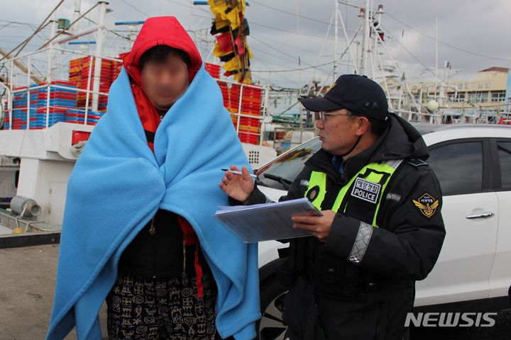 [제주=뉴시스] 양영전 기자 = 제주 서귀포시 마라도 인근 해상에서 발생한 어선 전복 사고에서 구조된 기관장 A씨가 해경에 진술하고 있다. 2024.03.01. 0jeoni@newsis.com  