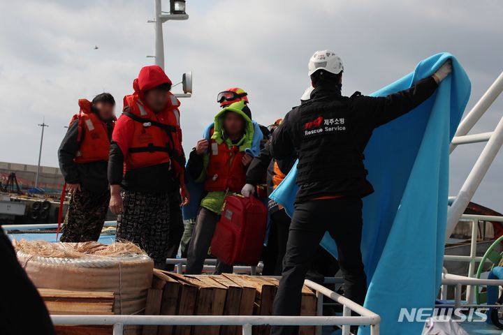 [제주=뉴시스] 양영전 기자 = 제주 서귀포시 마라도 인근 해상에서 발생한 어선 전복 사고에서 구조된 선원들이 1일 오전 서귀포시 대정읍 모슬포항으로 들어오고 있다. 2024.03.01. 0jeoni@newsis.com 