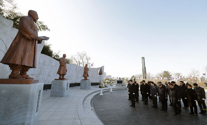 [청주=뉴시스] 임선우 기자 = 이범석 시장을 비롯한 충북 청주시 간부 공무원들이 1일 105주년 3·1절을 맞아 청주시 상당구 수동 삼일공원 민족대표 5인 동상 앞에서 참배하고 있다. (사진=청주시 제공) 2024.03.01. photo@newsis.com  *재판매 및 DB 금지