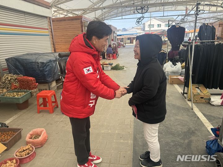 [밀양=뉴시스] 안병구 경남 밀양시장 예비후보가 전통시장 장날인 1일 무안면 전통시장을 방문해 주민들에게 지지를 호소하고 있다. (사진= 안병구 예비후보 선거사무소 제공) 2024.03.01. photo@newsis.com 