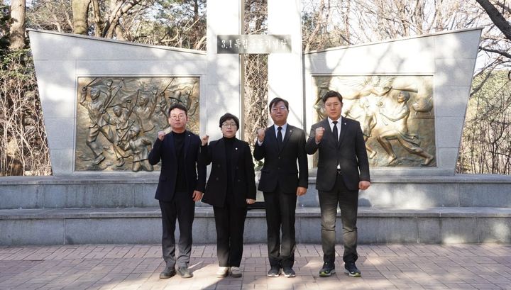 [수원=뉴시스] 삼일절 참배. (사진=김승원 예비후보 캠프 제공) 2024.03.01. photo@newsis.com *재판매 및 DB 금지