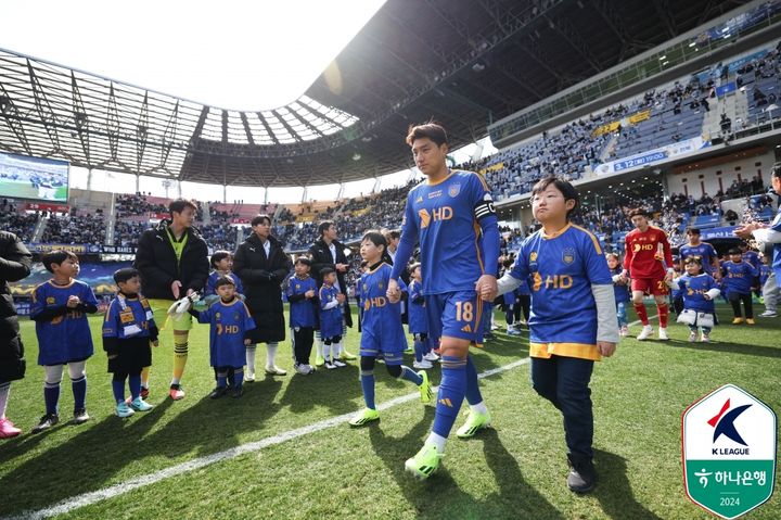 [서울=뉴시스]프로축구 2024시즌 개막전이 열린 울산문수축구경기장. (사진=프로축구연맹 제공)