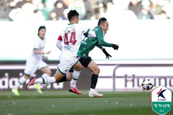 [서울=뉴시스]K리그1 대전 이순민이 전북 현대 문선민을 막고 있다. (사진=프로축구연맹 제공)