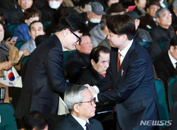 [서울=뉴시스] 전신 기자 = 한동훈 국민의힘 비상대책위원장과 이준석 개혁신당 대표가 1일 서울 중구 유관순기념관에서 열린 제105주년 3·1절 기념식에 앞서 인사하고 있다. (대통령실통신사진기자단) 2024.03.01. photo1006@newsis.com