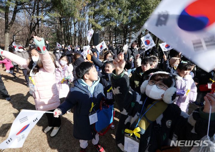 [서울=뉴시스] 조성우 기자 = 제105주년 3.1절인 1일 오전 서울 중구 3.1독립운동기념탑에서 열린 기념식에서 어린이들이 만세삼창을 하고 있다. 2024.03.01. xconfind@newsis.com