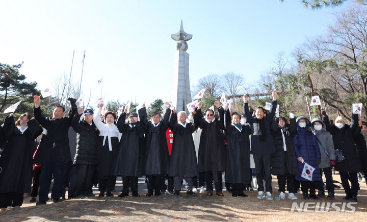 [서울=뉴시스] 조성우 기자 = 제105주년 3.1절인 1일 오전 서울 중구 3.1독립운동기념탑에서 열린 기념식에서 김길성 중구청장 등 주요 내빈 및 주민들이 만세삼창을 하고 있다. 2024.03.01. xconfind@newsis.com