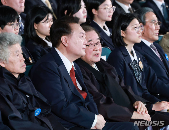 [서울=뉴시스] 전신 기자 = 윤석열 대통령이 1일 서울 중구 유관순기념관에서 열린 제105주년 3·1절 기념식에서 이종찬 광복회장과 대화하고 있다. (대통령실통신사진기자단) 2024.03.01. photo1006@newsis.com