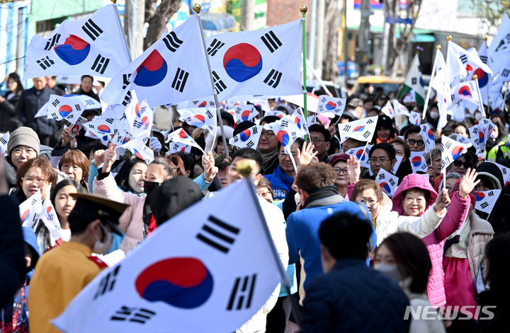 [광주=뉴시스] 김혜인 기자 = 3·1절인 1일 오전 광주 광산구 고려인마을에서 고려인 후손들이 태극기를 들고 대한독립만세를 외치고 있다. 2024.03.01. hyein0342@newsis.com