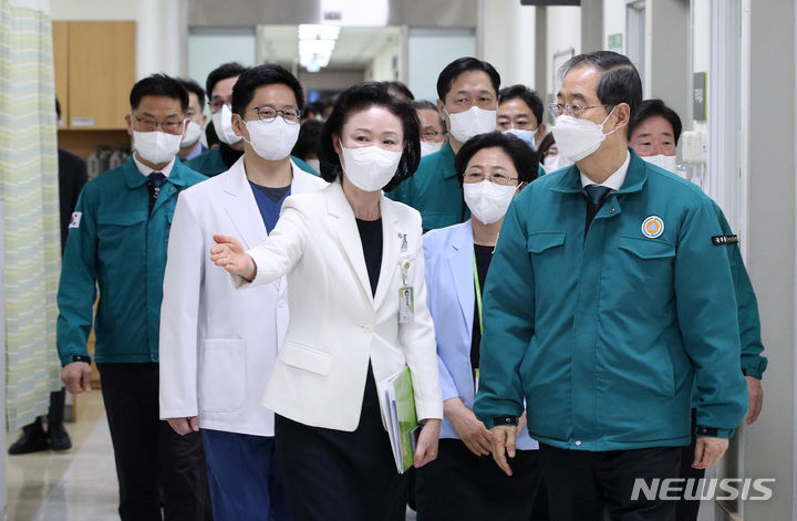 [서울=뉴시스] 김근수 기자 = 한덕수 국무총리가 1일 오전 서울 강동구 중앙보훈병원을 응급실을 방문해 현장점검을 하고 있다. (공동취재) 2024.03.01. ks@newsis.com