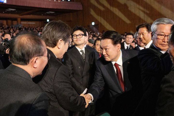 [서울=뉴시스] 윤석열 대통령이 지난 3월1일 서울 중구 유관순기념관에서 열린 제105주년 3·1절 기념식을 마친 뒤 이재명 더불어민주당 대표와 인사하고 있다. (사진=대통령실 제공) 2024.03.01. photo@newsis.com *재판매 및 DB 금지