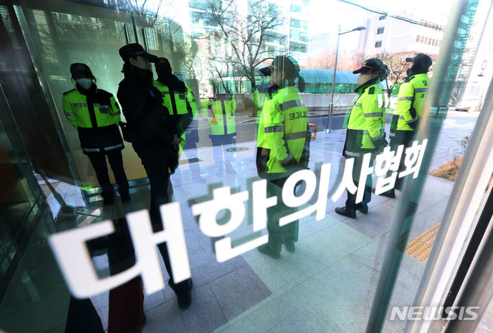 [서울=뉴시스] 김명년 기자 = 1일 서울경찰청 공공범죄수사대는 이날 오전부터 김택우 대한의사협회 의대정원증원저지비상대책위원장 등에 대한 압수수색 영장을 집행하고 있다. 이날 오후 서울 용산구 의사협회 회관에서 경찰이 출입을 통제하고 있다. 2024.03.01. kmn@newsis.com