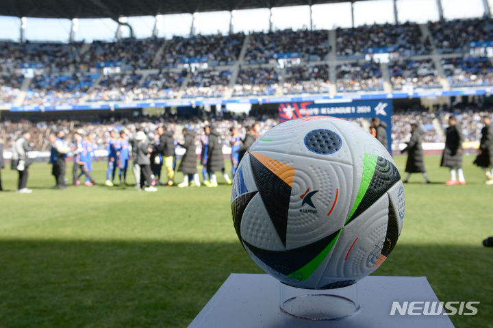 [울산=뉴시스] 배병수 기자 = 1일 울산 남구 문수축구경기장에서 2024 프로축구 K리그 1 울산 현대와 포항경기 개막식이 열리고 있다. 2024.03.01. bbs@newsis.com