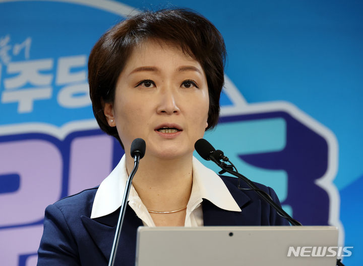 [서울=뉴시스] 이영환 기자 = 더불어민주당에 복당한 이언주 전 의원이 1일 오후 서울 영등포구 중앙당사에서 제22대 총선 용인정 출마 기자회견을 하고 있다. 이 전 의원은 용인정에서 이헌욱 전 경기주택도시공사 사장, 박성민 전 청와대 청년비서관과 3자 경선을 치른다. 2024.03.01. 20hwan@newsis.com