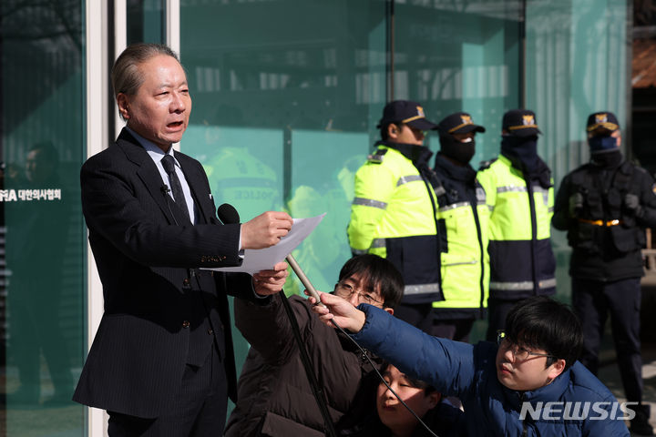 [서울=뉴시스] 김명년 기자 = 주수호 대한의사협회 비상대책위원회 언론홍보위원장이 1일 오후 서울 용산구 대한의사협회 회관 앞에서 경찰의 압수수색 관련 입장을 밝히고 있다. 2024.03.01. kmn@newsis.com