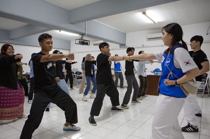 [서울=뉴시스] 태권도를 기반으로 교류하는 중앙대-인도네시아 UNAS 학생들의 모습. (사진=중앙대 제공) *재판매 및 DB 금지
