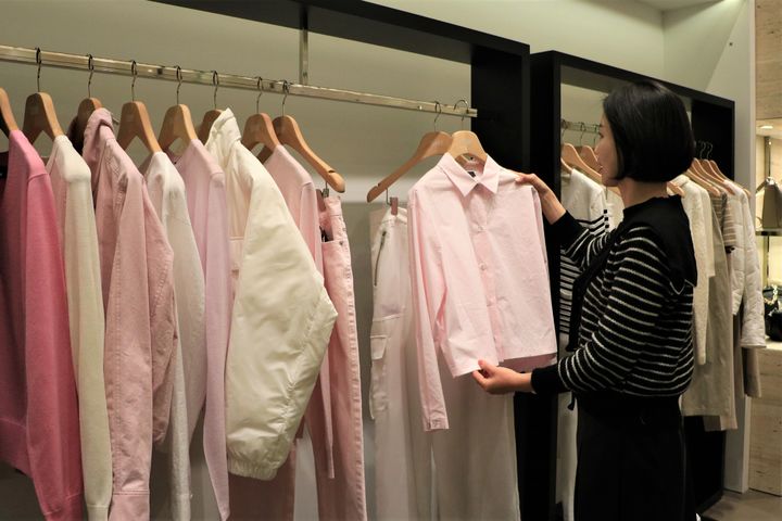 [대구=뉴시스] 대구 신세계백화점 4층 여성 매장에 세련된 프리미엄 브랜드 'DKNY' 가 신규 오픈했다. (사진 = 대구 신세계백화점 제공) 2024.03.02. photo@newsis.com *재판매 및 DB 금지