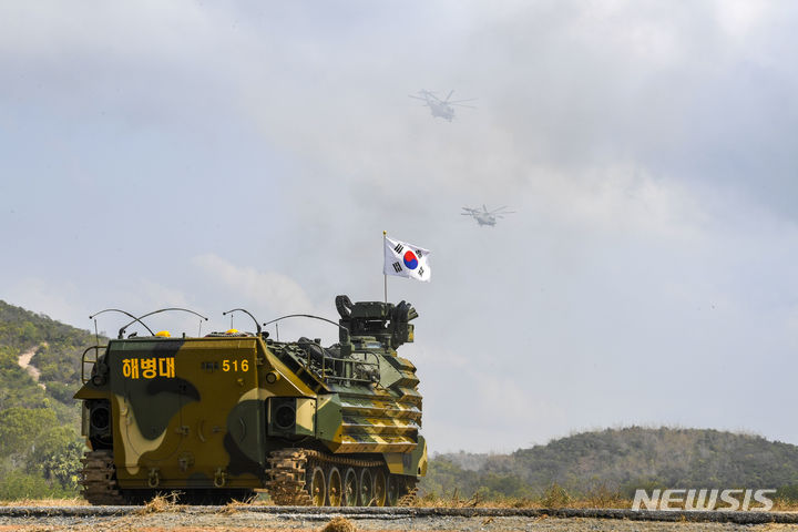 [서울=뉴시스] 동남아시아 최대 다국적 연합훈련 '코브라골드'에 참가한 한국군 훈련단이 1일(현지시간) 태국 핫야오 해안에서 미국, 태국 국군과 함께 상륙훈련을 실시했다. (사진= 해병대사령부 제공) 