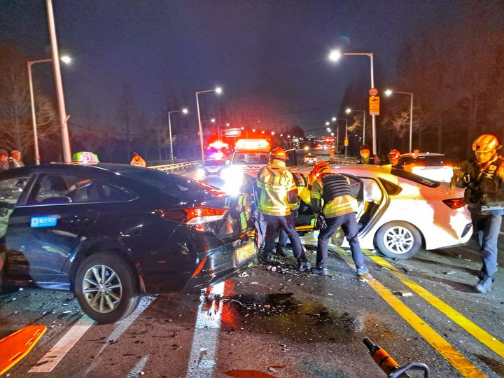 [울산=뉴시스] 2일 새벽 울산 북구 효문사거리 고가도로에서 역주행하던 승용차가 마주 오던 택시와 정면 충돌해 택시기사가 숨졌다. (사진=울산소방본부 제공) 2024.03.02. photo@newsis.com *재판매 및 DB 금지