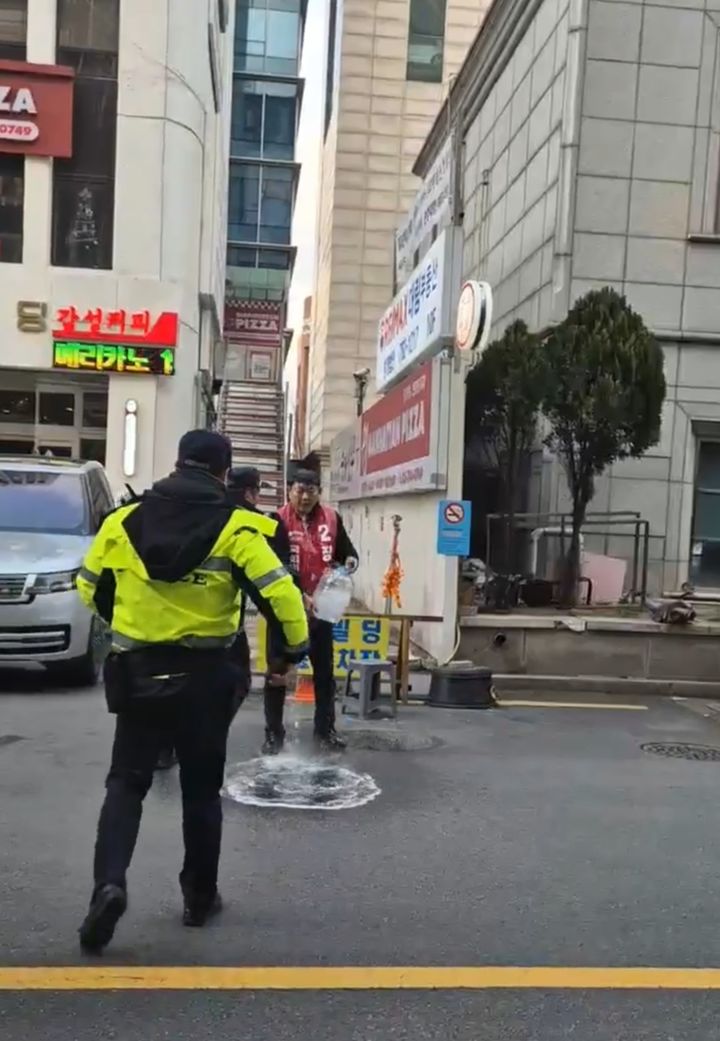 [서울=뉴시스] 장일 전 노원을 당협위원장이 2일 공천 배제 결정에 반발하며 중앙당사 앞에서 분신을 시도했다. (사진 = 독자 제공) *재판매 및 DB 금지. 2024.03.02. *재판매 및 DB 금지