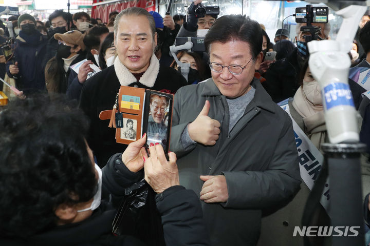 [인천=뉴시스] 추상철 기자 = 이재명 더불어민주당 대표가 19일 오후 인천 계양산전통시장을 방문해 지지자와 인사하고 있다. 2023.01.19. scchoo@newsis.com