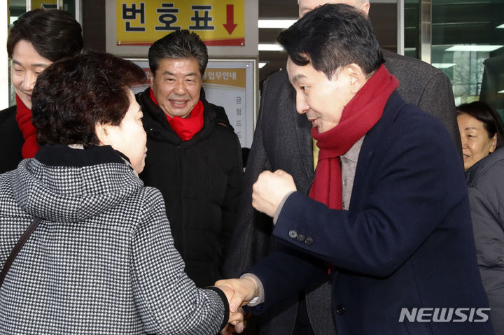 [인천=뉴시스] 김동영 기자 = 원희룡 전 국토교통부 장관이 26일 오전 인천 계양구 계양우체국 에서 시민들에게 지지를 호소하고 있다. 2024.02.26. dy0121@newsis.com