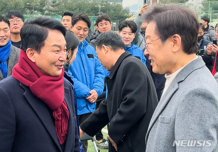 [서울=뉴시스] 이재명 더불어민주당 대표와 원희룡 전 국토교통부 장관이 18일 인천광역시 계양축구협회 시무식에서 만나 인사를 나누고 있다. (사진= 독자 제공) 2024.02.18. photo@newsis.com *재판매 및 DB 금지