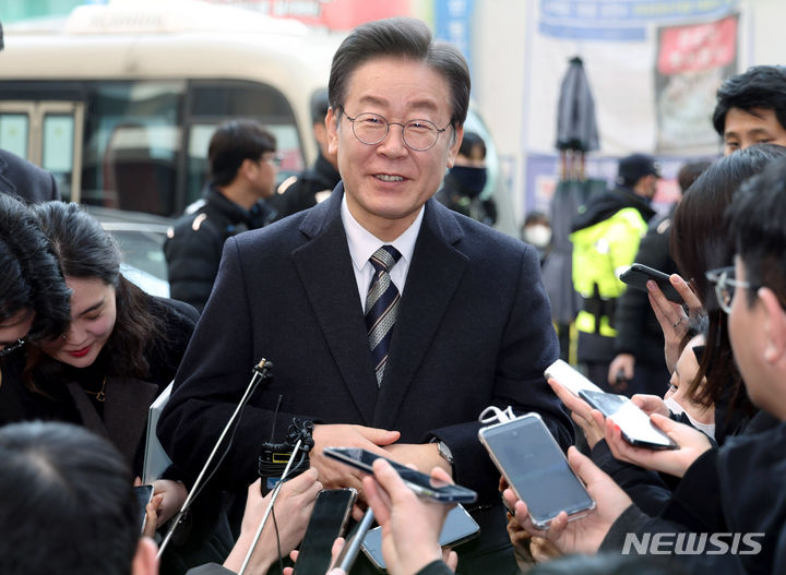 [서울=뉴시스] 추상철 기자 = 이재명 더불어민주당 대표가 31일 오후 서울 여의도 더불어민주당 당사 앞에서 지역구 후보자 면접을 보기 위해 면접장으로 들어서며 취재진의 질문에 답변하고 있다. 2024.01.31. scchoo@newsis.com