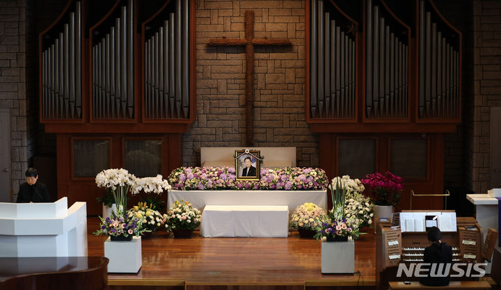 [서울=뉴시스] 김선웅 기자 = 2일 서울 서대문구 연세대학교 루스채플에서 연세대 간호대학장으로 치러진 故 김모임 전 보건복지부 장관 장례예배가 엄수되고 있다. 국내 간호학 박사 최초로 보건복지부 장관직을 수행한 김 전 장관은 지난달 28일 향년 88세로 별세했다. 고인은 연세대 간호학과 졸업 후 미국에서 보건학 석박사 학위를 취득했으며 이후 연대 간호대학 교수, 간호대학장, 보건대학원장, 11대 국회의원, 간호협회장, 간호학회장 등을 역임했다. 2024.03.02. mangusta@newsis.com