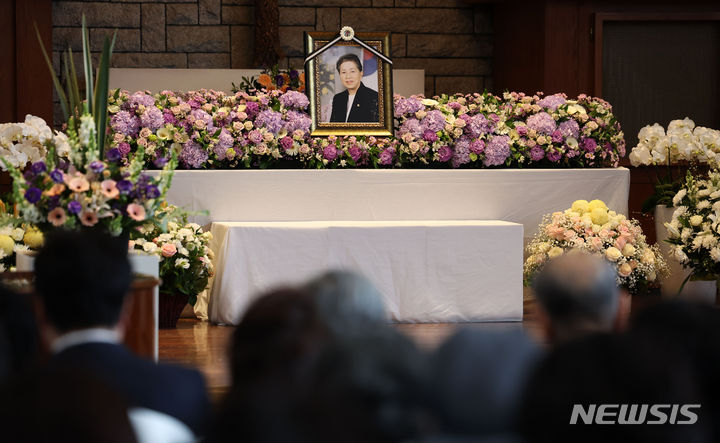 [서울=뉴시스] 김선웅 기자 = 2일 서울 서대문구 연세대학교 루스채플에서 연세대 간호대학장으로 치러진 故 김모임 전 보건복지부 장관 장례예배가 엄수되고 있다. 국내 간호학 박사 최초로 보건복지부 장관직을 수행한 김 전 장관은 지난달 28일 향년 88세로 별세했다. 고인은 연세대 간호학과 졸업 후 미국에서 보건학 석박사 학위를 취득했으며 이후 연대 간호대학 교수, 간호대학장, 보건대학원장, 11대 국회의원, 간호협회장, 간호학회장 등을 역임했다. 2024.03.02. mangusta@newsis.com