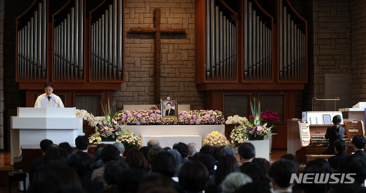 [서울=뉴시스] 김선웅 기자 = 2일 서울 서대문구 연세대학교 루스채플에서 연세대 간호대학장으로 치러진 故 김모임 전 보건복지부 장관 장례예배가 엄수되고 있다. 국내 간호학 박사 최초로 보건복지부 장관직을 수행한 김 전 장관은 지난달 28일 향년 88세로 별세했다. 고인은 연세대 간호학과 졸업 후 미국에서 보건학 석박사 학위를 취득했으며 이후 연대 간호대학 교수, 간호대학장, 보건대학원장, 11대 국회의원, 간호협회장, 간호학회장 등을 역임했다. 2024.03.02. mangusta@newsis.com