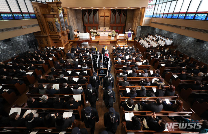 [서울=뉴시스] 김선웅 기자 = 2일 서울 서대문구 연세대학교 루스채플에서 연세대 간호대학장으로 치러진 故 김모임 전 보건복지부 장관 장례예배가 엄수되고 있다. 국내 간호학 박사 최초로 보건복지부 장관직을 수행한 김 전 장관은 지난달 28일 향년 88세로 별세했다. 고인은 연세대 간호학과 졸업 후 미국에서 보건학 석박사 학위를 취득했으며 이후 연대 간호대학 교수, 간호대학장, 보건대학원장, 11대 국회의원, 간호협회장, 간호학회장 등을 역임했다. 2024.03.02. mangusta@newsis.com