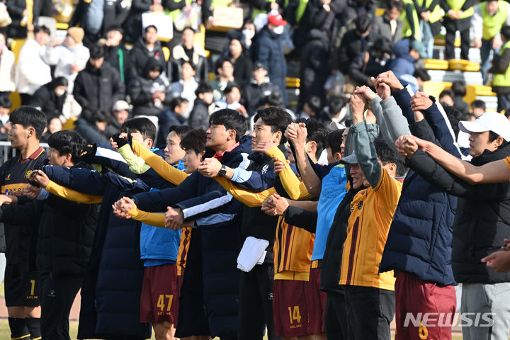 [광주=뉴시스] 이영주 기자 =  2일 오후 광주 서구 광주축구전용구장에서 열린 하나원큐 K리그1 2024 1라운드 광주FC와 FC서울의 경기, 2대 0으로 승리한 광주FC 선수들이 관중석을 향해 인사하고 있다. 2024.03.02. leeyj2578@newsis.com