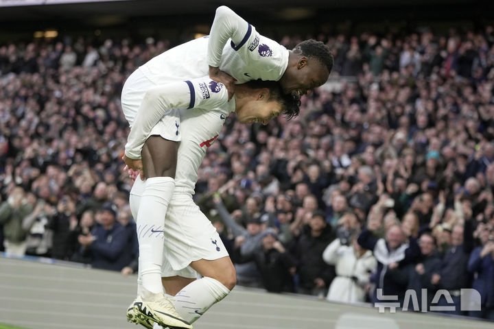 [런던=AP/뉴시스]손흥민과 토트넘 동료 사르. 2024.03.02.